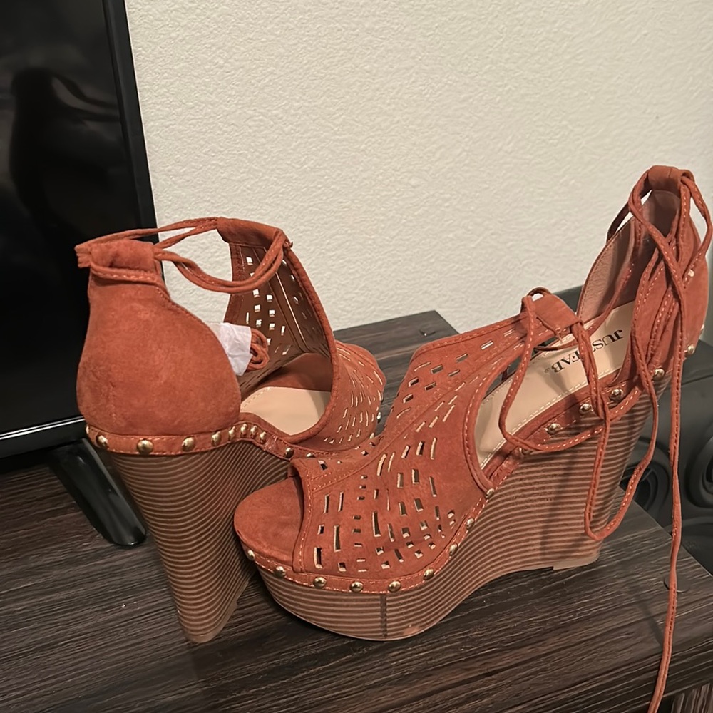 Size 10 Women’s heel. In clay color